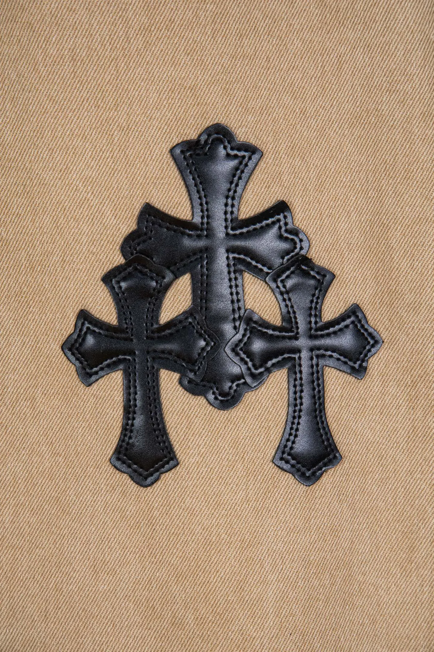 P260 top version CH Chromehearts Miami-limited black cross patch khaki jeans, counter price 34W level, patch cross pattern embellishment, washed jeans! ! An absolutely high-end luxury product, a 1.9W-level god-level single product, a super popular product, made by top heavy industry, a magic weapon that cannot be missed! [About Zangyin] This is an extremely luxurious fashion brand that can also be called the aristocracy of the high street. It has always been an exclusive brand for some hipsters or rich second generations. Compared with ordinary high streets, it is more luxurious and noble. Compared with luxury brands, it is more fashionable and individual. It has always been a brand that I have a special liking for. [Top heavy industry fashion design] Consistently high-street luxury style. Speaking of this style, the Zangyin family and GU family are definitely the leading representative brands. Especially the Zangyin family has really achieved a state-of-the-art effect in creating high-street style. The unique washed material is used to create this style. The color system is already quite eye-catching. After it is decorated with patchwork cross flowers, it cleverly highlights the charm of the brand. Secondly, this style uses classic The high-waist cutting design highlights the long legs and fashionable temperament of the upper body. The brand is highly recognizable and the slim fit configuration is more suitable for daily wear. It is a product that interprets personality, fashion, and specifications at a glance. This single product is enough to make any fan excited. It can be a white T-shirt for a youthful college style, or a tight suspender for a royal style. It has strong matching ability and can be easily controlled by men.  [Materials and craftsmanship] Needless to say, this point goes without saying. As an excellent craftsman brand, Zangyin’s requirements for details and craftsmanship are really perfect. The washed color of this model has gone through so many processes, not to mention the embellishment of denim appliques. It is also purely hand-made and sewn. Just like what they believe in, only hand-made things have soul and have the meaning of wear. A top-notch heavy-duty fashionable denim item, I look forward to your perfect interpretation! !  Color: Khaki Size: 28-34